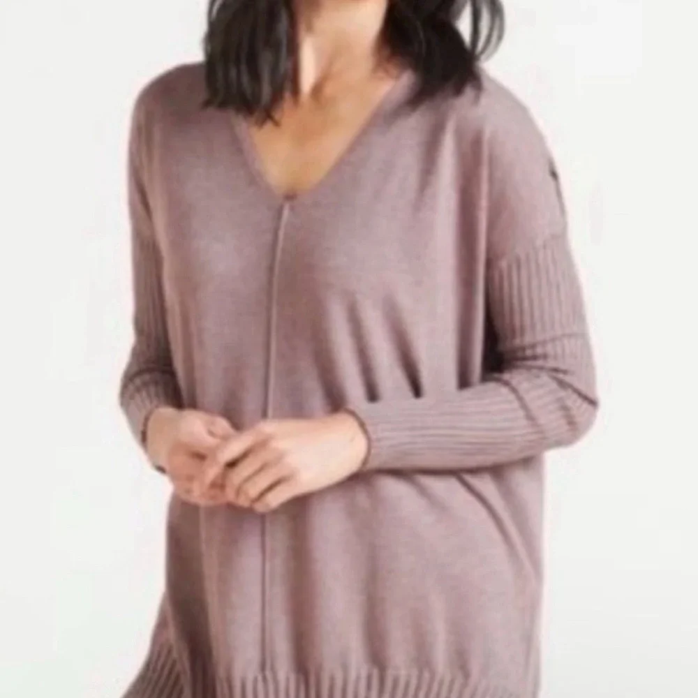 Evereve Women's V-Neck Sweater in Lavender